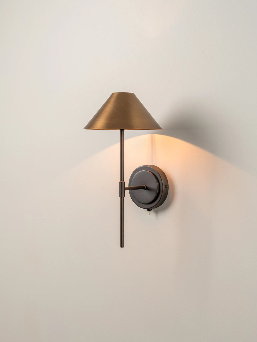 Minimalist Aged Brass and Bronze Wall Light - Elegant Wall Lamp for Modern Spaces 1