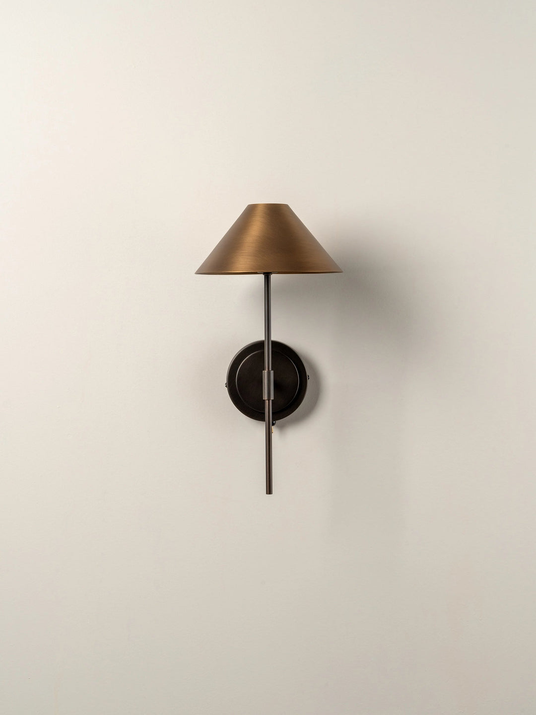 Minimalist Aged Brass and Bronze Wall Light - Elegant Wall Lamp for Modern Spaces 5